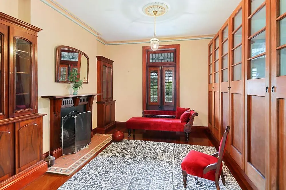 Currawong House Maleny - Georgian Style Manor Villa