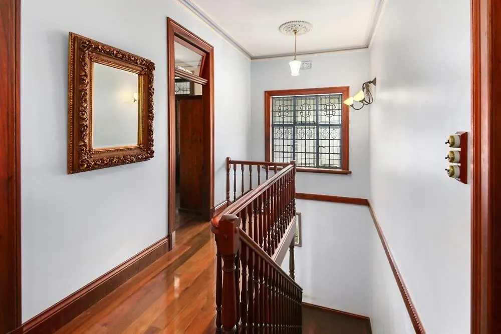 Currawong House Maleny - Georgian Style Manor Villa