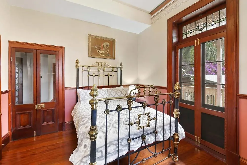 Currawong House Maleny - Georgian Style Manor Villa Australia